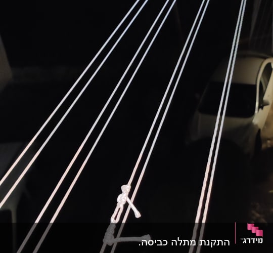 חוטי כביסה מתוחים עם קשרים